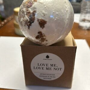 Jewelscent bath bomb love‎ me, love me not